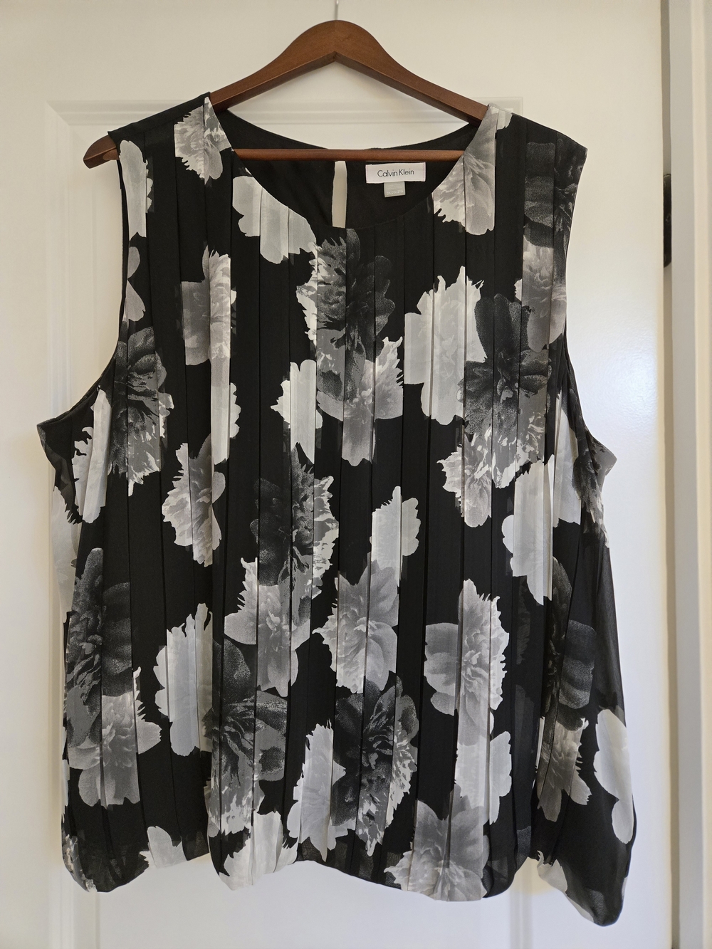 Calvin Klein Black and White Floral Pleated Sleeveless Blouse